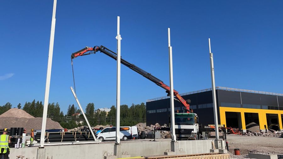 Teräsrungot hallin runkoasennuksen apuna. RMC-Metalli toimittaa teräsrungot moneen eri käyttöön. Asennamme teräsrakenteet vuosien kokemuksella. Teräsrungot ovat yksi parhaimmista keinoista toteuttaa rakennuksen runko.
