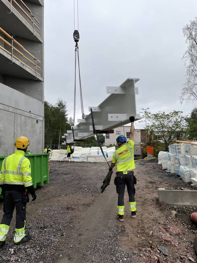 Teräsrungot asennetaan huolella sovitussa kohteessa. RMC-metallin asiantuntijat asentavat teräsrungot vuosien ammattitaidolla. Teräsrungot sopivat lähes kaikkeen rakentamiseen niiden kestävän rakenteen ansiosta. Teräsrungot on myös helppo muokata juuri sinun tarpeisiisi sopivaksi. Laadukkaat teräsrungot sopivat lähes kaikkeen käyttöön.